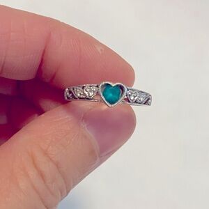 Emerald & Diamond white gold heart ring - size 5